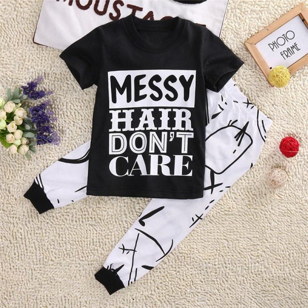 Σετ παντελόνι - κοντομάνικο μπλουζάκι με στάμπα 'Messy Hair Don't Care', μαύρο - λευκό